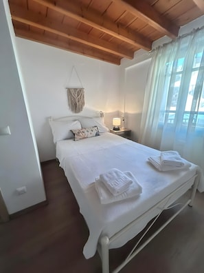 2 bedrooms, iron/ironing board, WiFi, bed sheets - Consolato House: Country Home with Private Terrace and Sea View (Skala)