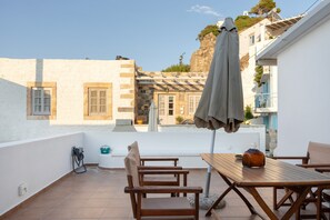 Outdoor dining - Consolato House: Country Home with Private Terrace and Sea View (Skala)