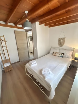 2 bedrooms, iron/ironing board, WiFi, bed sheets - Consolato House: Country Home with Private Terrace and Sea View (Skala)
