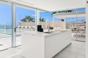 Fridge, oven, dishwasher, coffee/tea maker - Villa Amatista Punta Cana (Punta Cana)