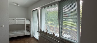 Blum´s Fichtelnest
Ruhige gemütliche Wohnung, 2 Balkone u. Skipistenblick