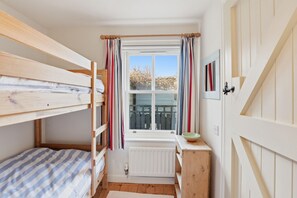 2 bedrooms, desk, iron/ironing board, WiFi - 5 Courtyard Cottages - North East Escapes (Embleton)