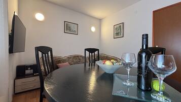 Apartamento, 2 quartos, para fumantes, sacada | Sala de jantar
