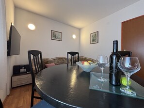 Apartment, 2 Bedrooms, Smoking, Balcony | Ruang makan