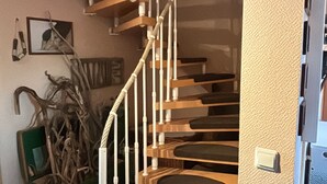 A staircase with wooden steps and white railings, leading to an upper floor. - Apartment 'Ferienwohnung Hühnergott' with Wi-Fi (Sassnitz)
