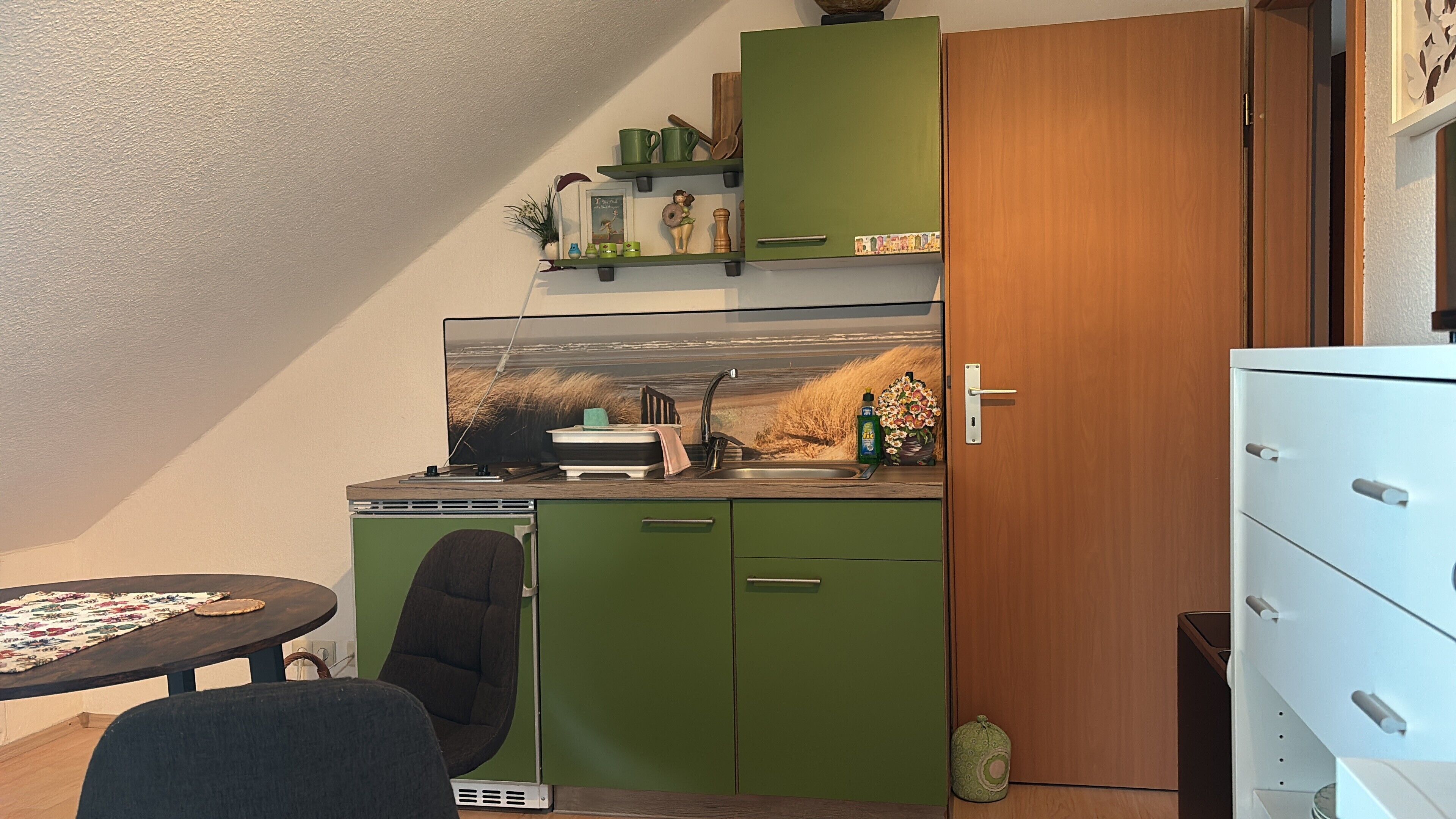 Kühlschrank, Mikrowelle, Herdplatte, Wasserkocher mit Kaffee-/Teezubehör