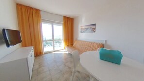 TV - Quiet beachside flat with sea view (Lignano Sabbiadoro)