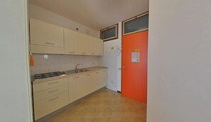 Fridge, microwave, stovetop, cookware/dishes/utensils - Convenient beachside flat with pool (Lignano Sabbiadoro)