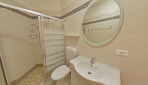 Shower - Peaceful retreat steps from the beach with pool (Lignano Sabbiadoro)
