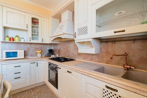 Fridge, microwave, oven, stovetop - Seafront Villa Ariel (Porto Cesareo)