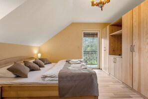 2 bedrooms, desk, iron/ironing board, travel cot - Šmajdek Farm Stay - Escape to Nature (Podsreda)