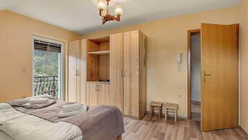 2 bedrooms, desk, iron/ironing board, travel cot