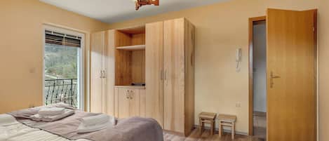 2 Schlafzimmer, Schreibtisch, Bügeleisen/Bügelbrett, Reisekinderbett
