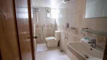 Estudio básico, balcón, vistas a la ciudad | Baño