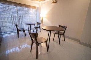 Basic Studio, Balcony, City View | Dining