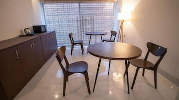 Estudio básico, balcón, vistas a la ciudad | Restauración