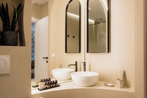 Shower, hair dryer, towels, soap - Galetso Stone Villa by Still Collection (Νικήτη)