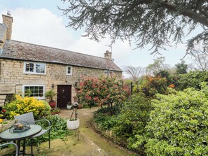 Outdoor dining - The Annexe at Cherry Cottage (Gloucester)