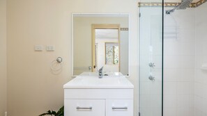 Shower, towels - Welcome to your perfect family-friendly holiday retreat (Corlette)