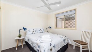 3 bedrooms, iron/ironing board, Internet, bed sheets - Welcome to your perfect family-friendly holiday retreat (Corlette)