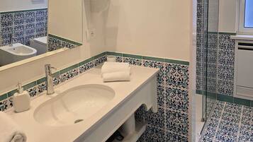 Apartamento | Banheiro | Chuveiro, papel higiênico