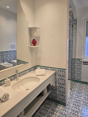 Apartamento | Baño | Ducha y papel higiénico