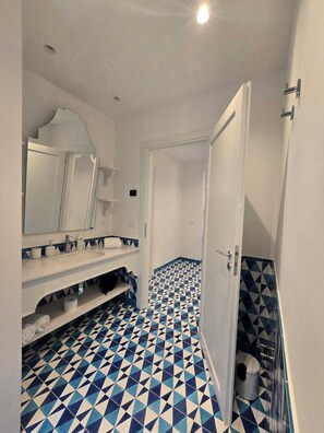Apartment | Bathroom | Shower, toilet paper