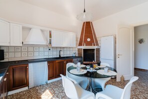 Dining - Villa 'Arsoniae Casa Vacanze' with Sea View, Wi-Fi and Air Conditioning (Pizzo)