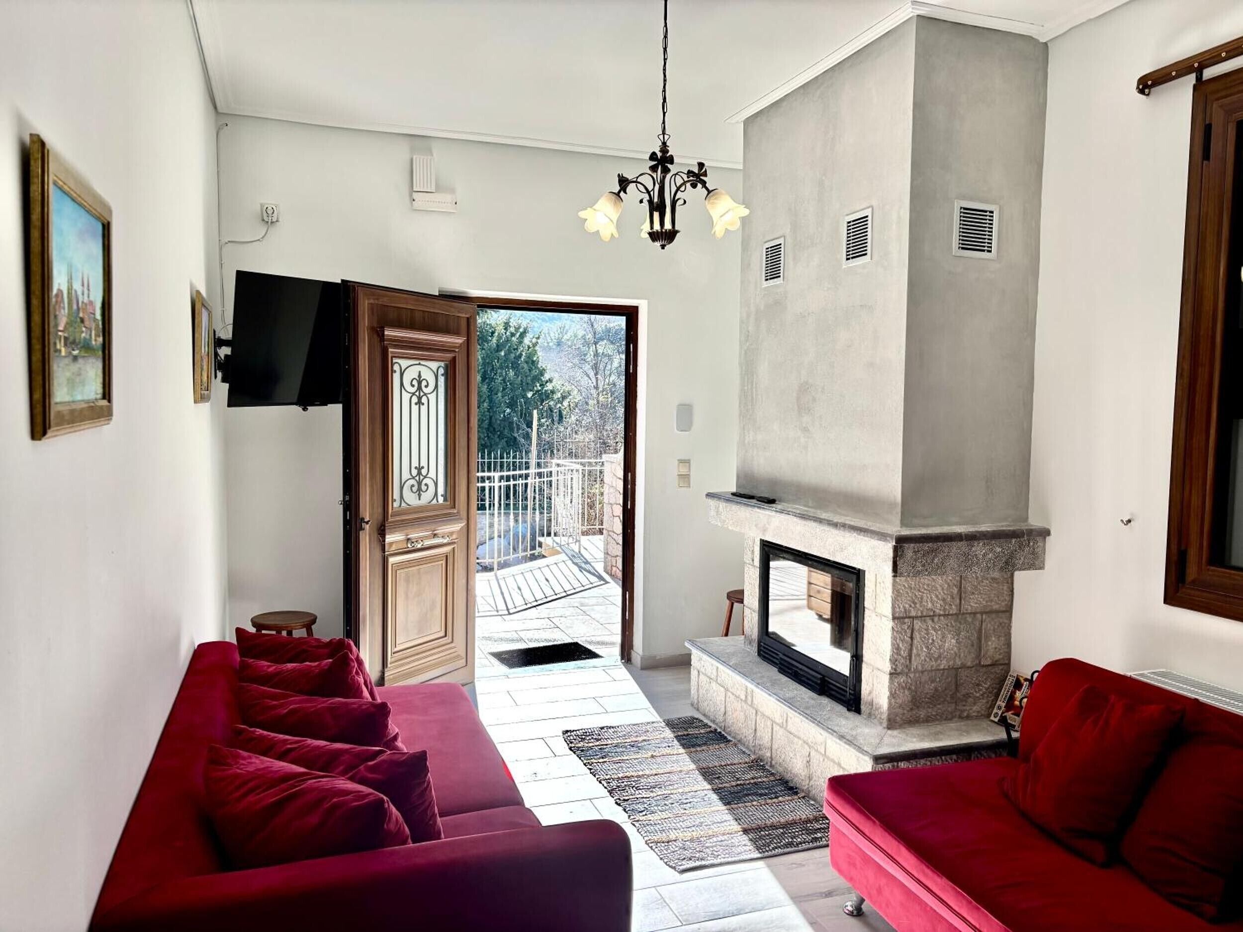 Televisión y chimenea 