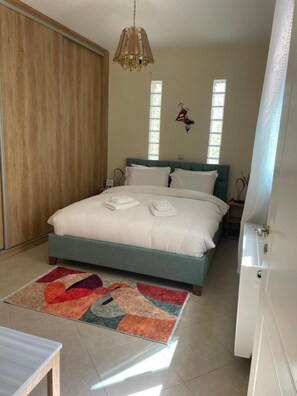 6 bedrooms, iron/ironing board, WiFi, bed sheets