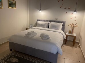 6 bedrooms, iron/ironing board, WiFi, bed sheets