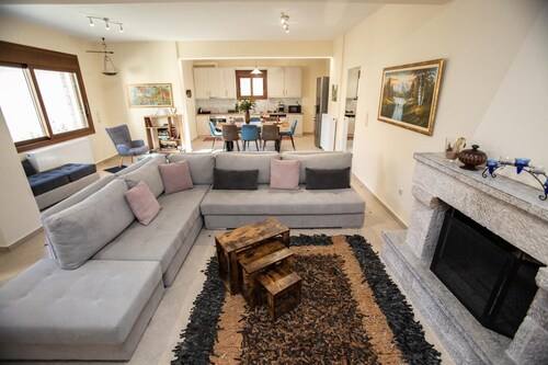 Villa Gravias avec cheminée, près de la rivière, barbecue et salle à manger extérieure