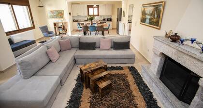 Villa Gravias avec cheminée, prÚs de la riviÚre, barbecue et salle à manger extérieure
