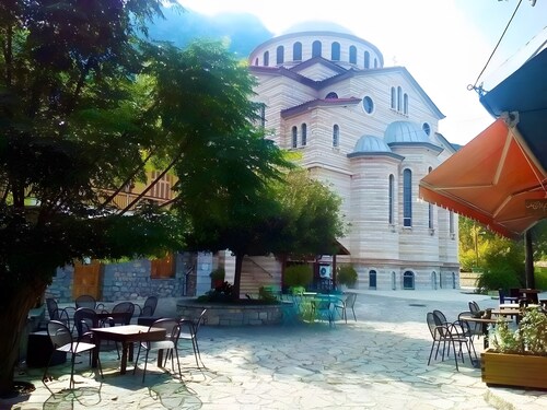 Gravias Villa mit Kamin am Fluss, Außenbarbecue und Essbereich