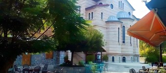 Villa Gravias avec cheminée, près de la rivière, barbecue et salle à manger extérieure