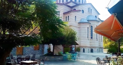 Gravias Villa mit Kamin am Fluss, Außenbarbecue und Essbereich