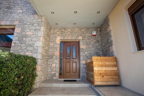 Exterior detail - Gravias Villa with Fireplace by the River, Outdoor Barbecue & Dining Area (Γραβιά)