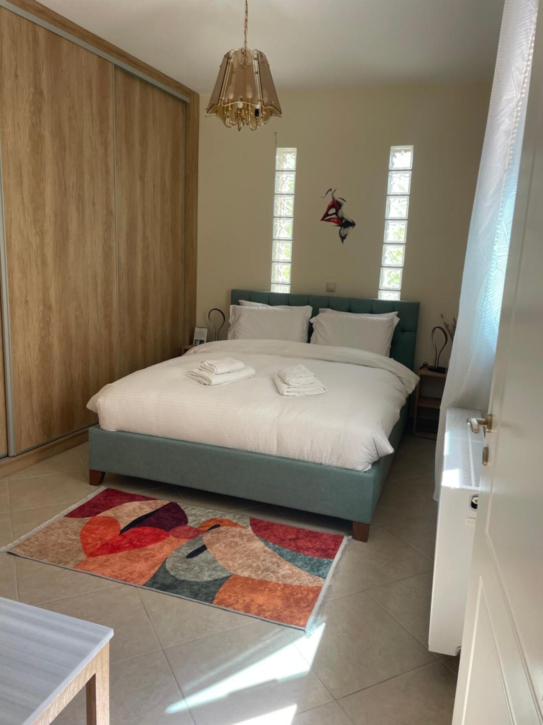 3 habitaciones, tabla de planchar con plancha, wifi y ropa de cama 