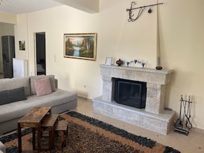 TV, fireplace - Gravias Villa with Fireplace by the River, Outdoor Barbecue & Dining Area (Γραβιά)