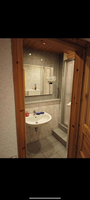 Bathroom - Vrbo Property (Hochspeyer)