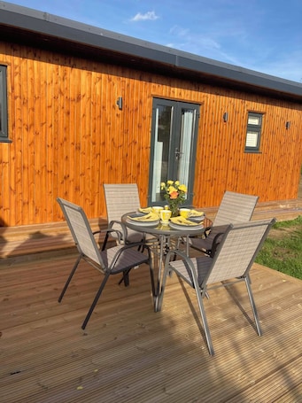 Outdoor dining. CABIN BY THE SEA CLOSE TO CANTERBURY AND DOVER, LOVELY OUTSIDE SEATING