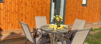 CABIN BY THE SEA CLOSE TO CANTERBURY AND DOVER, LOVELY OUTSIDE SEATING