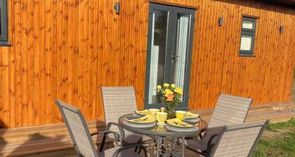 CABIN BY THE SEA CLOSE TO CANTERBURY AND DOVER, LOVELY OUTSIDE SEATING