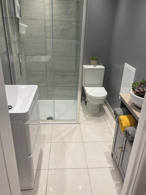 Haartrockner, Handtücher, Seife, Toilettenpapier