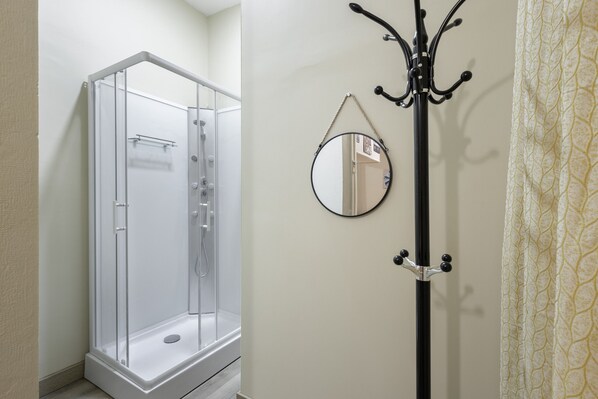 Shower, towels