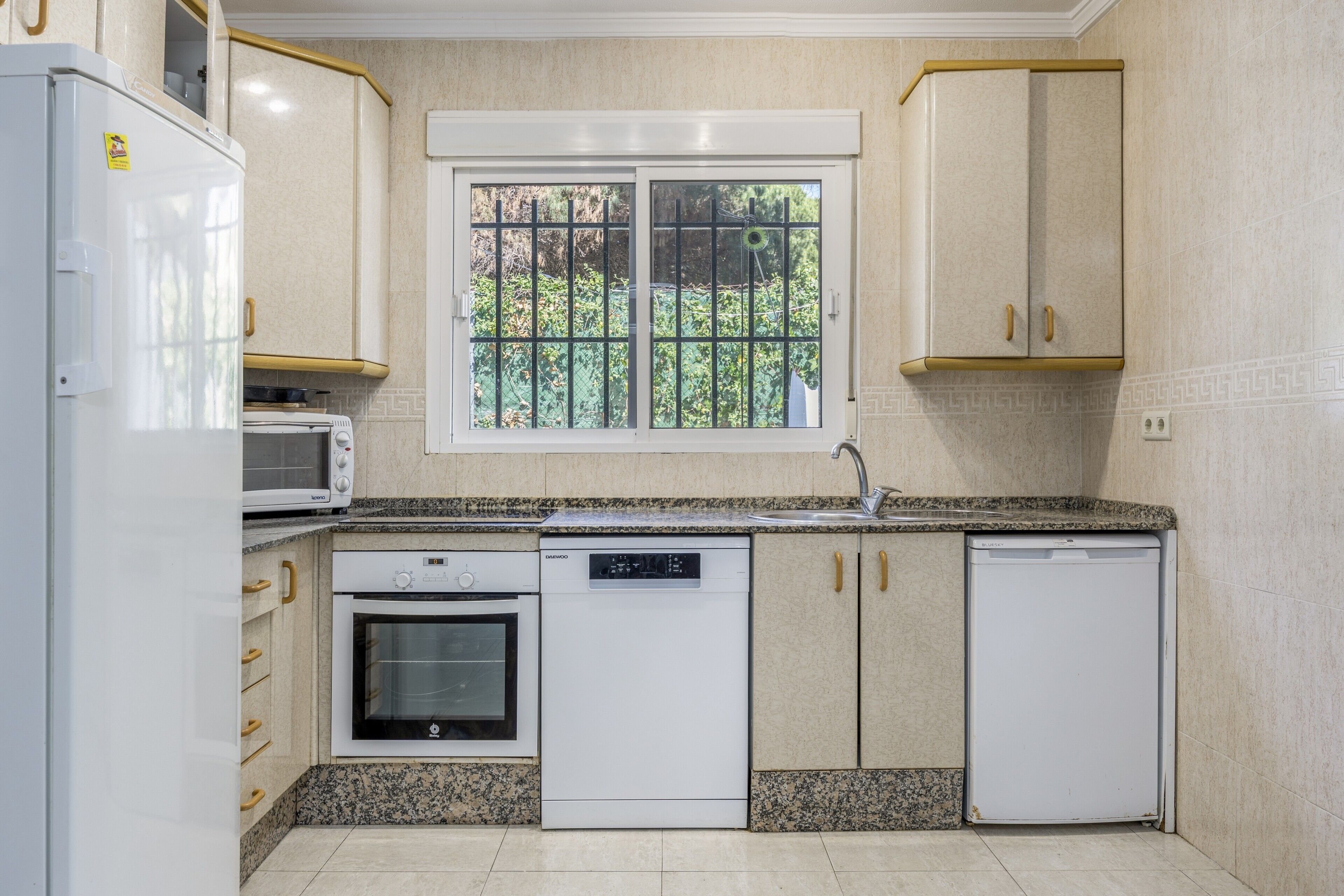 Frigorífico, microondas, horno y placa de cocina