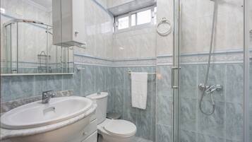 Douche, serviettes fournies
