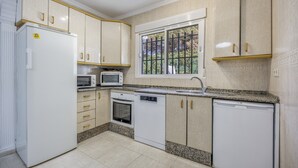 Wasserkocher mit Kaffee-/Teezubehör, Kühlschrank, Mikrowelle, Ofen