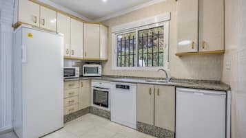 Geladeira, micro-ondas, fogão, cooktop