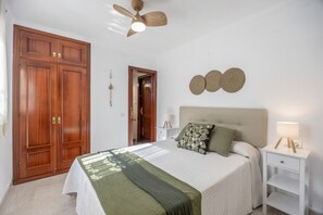 5 chambres, fer et planche à repasser, Wi-Fi, draps fournis